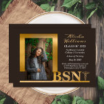 Classy Elegant Gold BSN Caduceus 1 Foto Dk Brown Aankondiging<br><div class="desc">Classy en elegant one photogold text "BSN" caduceus nursing afstuderen communication design by Holiday Hearts Design (rechten voorbehouden). Foto van de sjabloon van de plaatjeshouder met dank aan Unsplash.</div>