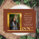 Classy Elegant Gold BSN Caduceus Foto Terracotta Aankondiging<br><div class="desc">Classy en elegant one photogold text "BSN" caduceus nursing afstuderen communication design by Holiday Hearts Design (rechten voorbehouden). Foto van de sjabloon van de plaatjeshouder met dank aan Unsplash.</div>