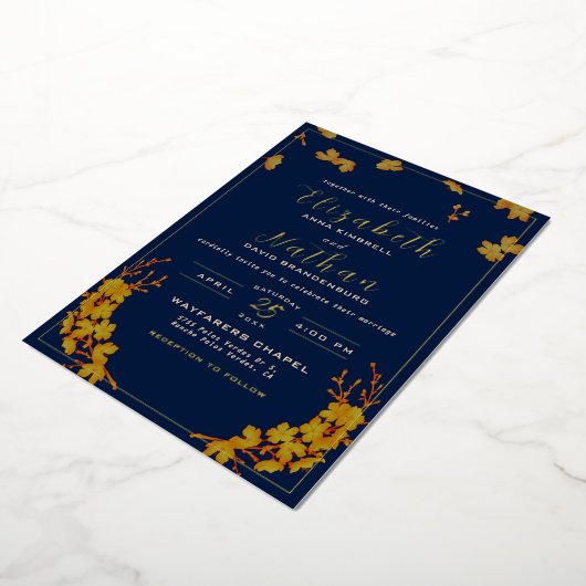 Classy Elegant Gold Floral Navy Blue Wedding Folie Uitnodiging (Gedraaid)