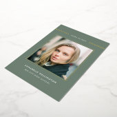 Classy Elegant Green Afstuderen Foto Gold Folie Uitnodiging (Gedraaid)