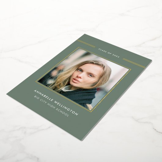 Classy Elegant Green Afstuderen Foto Gold Folie Uitnodiging (Gedraaid)