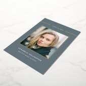 Classy Elegant Grey Afstuderen Foto Gold Folie Uitnodiging (Gedraaid)