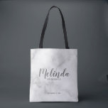 Classy Elegant Marble Personalized Bridesmaids Tote Bag<br><div class="desc">Classy Elegant Marmer Modern Script Gepersonaliseerde bruidsmeisjes Canvas tas met gepersonaliseerde bruidsmeisjes naam in moderne kalligrafie lettertype stijl met titel en trouwdatum in moderne sans serif lettertype stijl op witte marmeren achtergrond. Ook perfect voor Maid of Honor,  Bloemenmeisje,  Moeder van de Bruid en meer.</div>