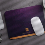 Classy elegant paars ledergoud, monogrammen muismat<br><div class="desc">Luxe, speciaal ontworpen kantoor of persoonlijk, monogrammed-muismatje met een faux koper metallic goudglitter vierkant met uw monogram naam initialen en een mousserende streep over een stijlvolle paarse indigo voor de achtergrond van leder. Geschikt voor kleine ondernemingen, collectieve of onafhankelijke bedrijfsberoeps, persoonlijke het brandmerken of stylist specialisten, make-upkunstenaars of schoonheidssalons, boutique...</div>