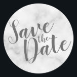 Classy Elegant White Marble Wedding Save the Date Ronde Sticker<br><div class="desc">Classy Elegant Wit Marmer Bruiloft Uitnodigingssuite : Sla de Date Sticker met titel in grijs modern script lettertype op witte marmeren achtergrond.</div>