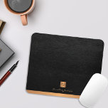 Classy elegant zwart ledergoud, monogegrammeerd muismat<br><div class="desc">Luxury exclusiking office or personal monogrammed mouse pad featuring a vals copper metallic gold glitter square with your monogram name initials and a sparkling stripe over a stylish black vals leather background. Sitable for small business, corporate or independent business professionals, personal branding or stylists specialists, makeup artists or beauty salons,...</div>