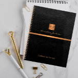 Classy elegant zwart ledergoud, monogegrammeerd planner<br><div class="desc">Luxe, exclusieve vormende kantoor of persoonlijke monogrammed-planner met een faux koper metallic goudzaar met uw monogram initialen en een mousserende streep boven een stijlvolle zwarte achtergrond van leder. Geschikt voor kleine ondernemingen, collectieve of onafhankelijke bedrijfsberoeps, persoonlijke het brandmerken of stylist specialisten, make-upkunstenaars of schoonheidssalons, boutique of opslagmanagers. Gelieve te merken...</div>