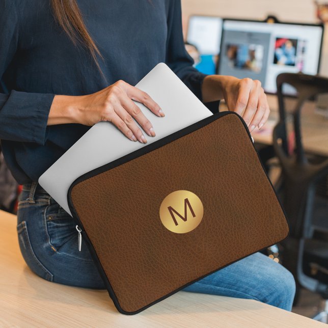 Classy Faux Brown Leather & Gold Initiaal Naam Laptop Sleeve (Creator heeft geüpload)