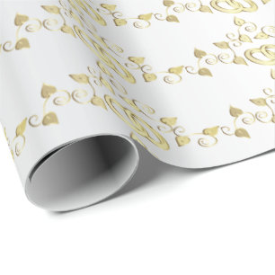 Classy gouden trouwringen op wit satijn cadeaupapier