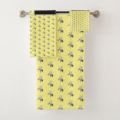 Classy Grey Black Iris Pattern op Yellow Monogram Bad Handdoek (Insitu)