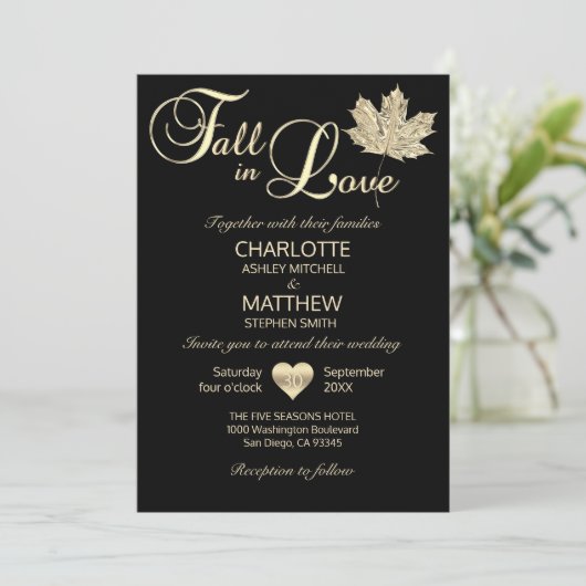 Classy HERFST IN LIEFDE Zwart Goud Maple Leaf Wedd Kaart (Staand voorkant)