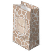 Classy Light Brown Giraffe Print Monogram en naam Klein Cadeauzakje (Voorkant Gekanteld)