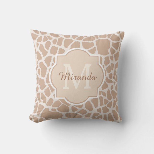 Classy Light Brown Giraffe Print Monogram en naam Kussen (Voorkant)