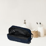 Classy Mannen | Gepersonaliseerd Toilettasje<br><div class="desc">Onze gepersonaliseerde dopp kit tassen behoren tot de beste toilettassen die u waarschijnlijk zult vinden. Met genoeg ruimte voor al uw reisuitrusting, maakt het een geweldig cadeau voor mannen die reizen. Houd uw cosmetica en toiletartikelen georganiseerd op de weg. Heeft u medewerkers of klanten die vaak reizen? Een op maat...</div>