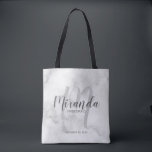 Classy marmeren script gepersonaliseerde bruidsmei tote bag<br><div class="desc">Voeg een persoonlijk tintje toe aan uw bruiloft met gepersonaliseerde bruidsmeisjes cadeau canvas tas. Deze canvas tas heeft de naam van een gepersonaliseerde bruidsmeisje in de stijl van een grijs modern script lettertype en een monogram in een lichtgrijs modern script lettertype als achtergrond met titel en trouwdatum in een grijs...</div>