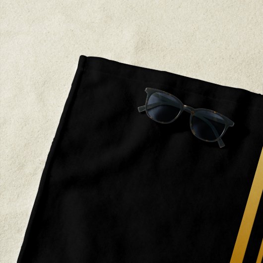 Classy Monogram Faux Gold met witte tekst op BLACK Strandlaken (In situ)