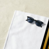 Classy Monogram Faux Gold met witte tekst op WHITE Strandlaken (In situ)