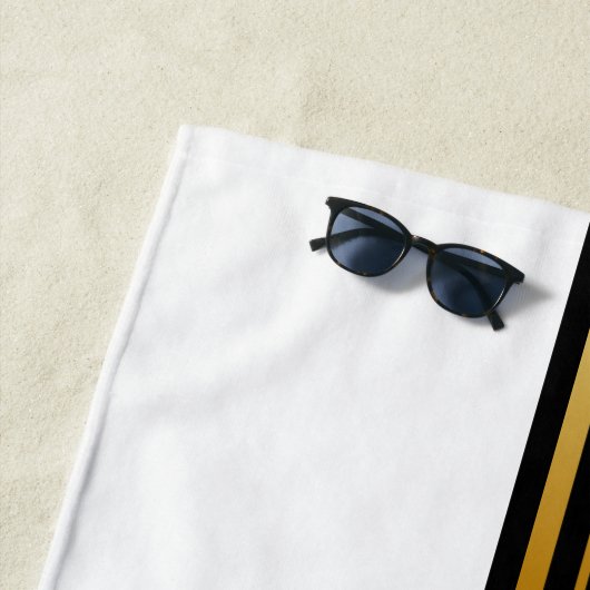 Classy Monogram Faux Gold met witte tekst op WHITE Strandlaken (In situ)