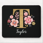 Classy Monogram Initiaal Roze Zwarte Letter T Muismat<br><div class="desc">Een mooie,  vrouwelijke monogram roze bloemenmuismat,  met roze bloemen en een faux gouden monogram letter T op een zwarte achtergrond. Personaliseer de muismat door jouw naam onder het monogram toe te voegen. Maakt een leuk cadeau voor een vriend of voor een bruidsmeisje cadeau. Ontworpen voor u door Blackberry Boulevard.</div>