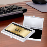 Classy Monogram Visitekaarthouders<br><div class="desc">Classy monogram visitekaartjes hoesje voor mannen met strak goudkleurig uitziend monogram embleem in gesimuleerd gedrukt op de voorkant en met monogram ruimte kunt u uw eigen maken door het toevoegen van jouw naam, bedrijfsnaam of initialen. Ontworpen voor elke zakelijke professional die een geweldige eerste indruk wil maken, is deze ontwerp-sjabloon...</div>