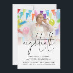 Classy Photo Overlay Script 80th Birthday Party Kaart<br><div class="desc">Classy Photo Overlay Script 80th Birthday Party. Moderne minimalist voor uw tachtigste verjaardagsfeestje,  met een elegant ingesteld script voor de titel. Vervang eenvoudig de steekproeffoto met uw eigen favoriet en personaliseer de rest van de tekst zoals vereist</div>