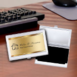 Classy Real Estate Business Card Cases Visitekaarthouder<br><div class="desc">Onroerend goed visitekaartje hoesje in een stijlvolle gesimuleerde gouden metallic achtergrond en huissymbool afgedrukt op hoesje,  samen met naam en titel die u kunt personaliseren. Ontworpen om uw visitekaartjes vast te houden en ze in stijl te beschermen voor een makelaar,  makelaar,  agent of bureau.</div>