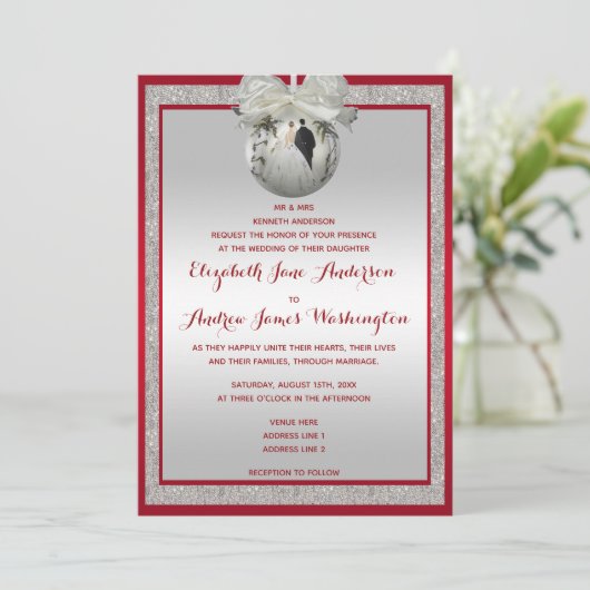 Classy Ruby Red & Sparkly Bauble Kerstbruiloft Kaart (Staand voorkant)