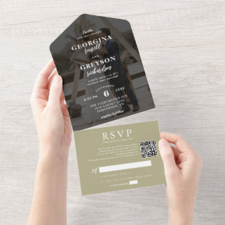 Classy Sage Green RSVP Foto QR Code Bruiloft All In One Uitnodiging