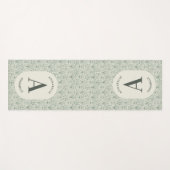 Classy salie groen familie monogram elegant modern yogamat (Voorkant (horizontaal))