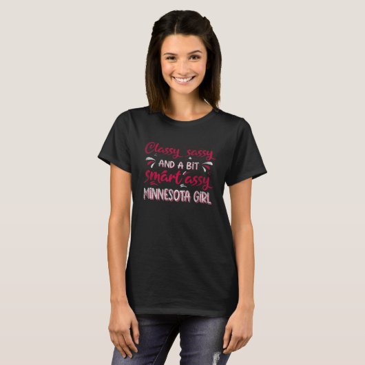 Classy Sassi And A Bit Smart Assi Minnesota Girl T-shirt (Voorkant volledig)