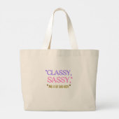 "Classy, sassy, en een beetje stout." Grote Tote Bag (Achterkant)