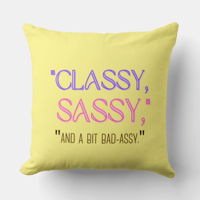 "Classy, sassy, en een beetje stout." Kussen (Voorkant)