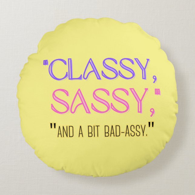 "Classy, sassy, en een beetje stout." Rond Kussen (Voorkant)