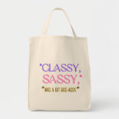 "Classy, sassy, en een beetje stout." Tote Bag (Voorkant)