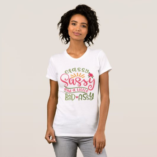 Classy Sassy en een klein meisje met een slechte A T-shirt (Voorkant volledig)