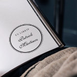 Classy Script Typography Ex Libris Custom Name Rubberstempel<br><div class="desc">Classy Script Typography Ex Libris Custom Name Wooden Stamp. Een prachtige stempel met de functie "ex libris" met uw aangepaste naam in scripttypografie om uw bibliotheekboeken aan te passen. Teken af in stijl met ons ontwerp, klik op de knop personaliseren om je eigen details toe te voegen en maak deze...</div>