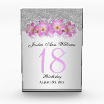 Classy Silver en Belladonna Lilies 18th Birthday Acryl Prijs<br><div class="desc">Mooie en stijlvolle prijs van de verjaardag. Dit voorbeeld is al 18 jaar ontwikkeld, maar is geschikt voor elke leeftijd. Een glamoureus ontwerp met een zilveren glitter en een gradiëntachtergrond met een zilveren lint om de twee beelden van elkaar te scheiden, boven het lint, is een gedrukt afbeelding van een...</div>