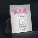 Classy Silver en Belladonna Lilies 18th Birthday Fotoplaat<br><div class="desc">Mooie klastige en stijlvolle Birthday Party welkome plaquette. Dit voorbeeld is al 18 jaar ontwikkeld, maar is geschikt voor elke leeftijd. Een glamoureus ontwerp met een zilveren glitter en een gradiëntachtergrond met een zilveren lint om de twee beelden van elkaar te scheiden, boven het lint, is een gedrukt afbeelding van...</div>