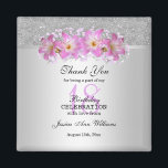 Classy Silver en Belladonna Lilies 18th Birthday Magneet<br><div class="desc">Mooie klastige en stijlvolle feestdag dank je magneten voor vrouwen. Dit voorbeeld is al 18 jaar ontwikkeld, maar is geschikt voor elke leeftijd. Een glamoureus ontwerp met een zilveren glitter en een gradiëntachtergrond met een zilveren lint om de twee beelden van elkaar te scheiden, boven het lint, is een gedrukt...</div>