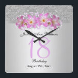Classy Silver en Belladonna Lilies 18th Birthday   Vierkante Klok<br><div class="desc">Mooie, stijlvolle en stijlvolle Birthday-wandklok. Dit voorbeeld is al 18 jaar ontwikkeld, maar is geschikt voor elke leeftijd. Een glamoureus ontwerp met een zilveren glitter en een gradiëntachtergrond met een zilveren lint om de twee beelden van elkaar te scheiden, boven het lint, is een gedrukt afbeelding van een prachtige roze/lila/lavender...</div>