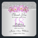 Classy Silver en Belladonna Lilies 18th Birthday Vierkante Sticker<br><div class="desc">Mooie klastige en stijlvolle feestdag dank je sticker voor vrouwen. Dit voorbeeld is al 18 jaar ontwikkeld, maar is geschikt voor elke leeftijd. Een glamoureus ontwerp met een zilveren glitter en een gradiëntachtergrond met een zilveren lint om de twee beelden van elkaar te scheiden, boven het lint, is een gedrukt...</div>