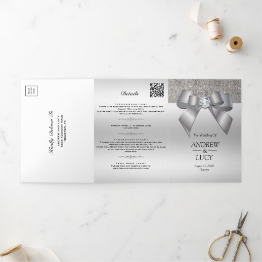 Classy Silver Jewel Gem Bow QR Code Wedding Drieluik Uitnodiging (Buitenkant)