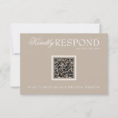 Classy Soft Taupe Old Money QR Fancy Code Wedding RSVP Kaartje (Voorkant)