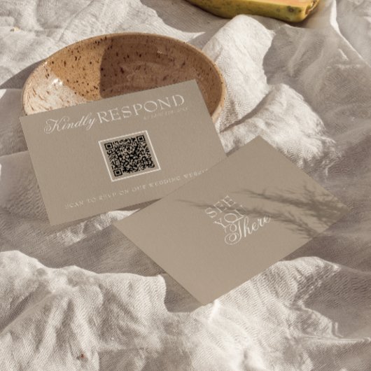 Classy Soft Taupe Old Money QR Fancy Code Wedding RSVP Kaartje