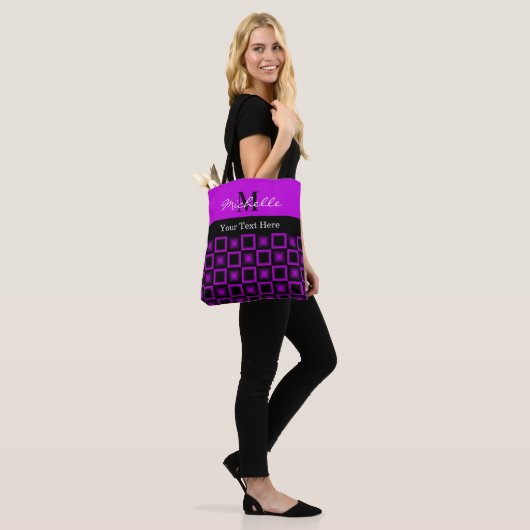 Classy Squares Pattern Black en Paars Monogram Tote Bag (Op model)