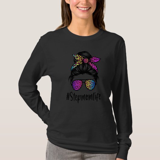 Classy Stepmom life Messy Bun Rainbow Leopard Moth T-shirt (Voorkant)