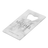 Classy White Marble Personalized Groomsmen Creditkaart Flessenopener (Voorkant Gekanteld)