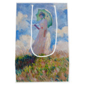 Claude Monet - Vrouw met een parasol naar links Medium Cadeauzakje (Achterkant)