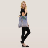 Claude Monet | Vrouw met recht gedraaide parasol Tote Bag (Op model)