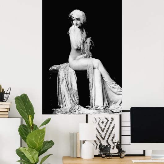 Claudia is een schaars geklede Ziegfield Theatre G Poster (Thuiskantoor)